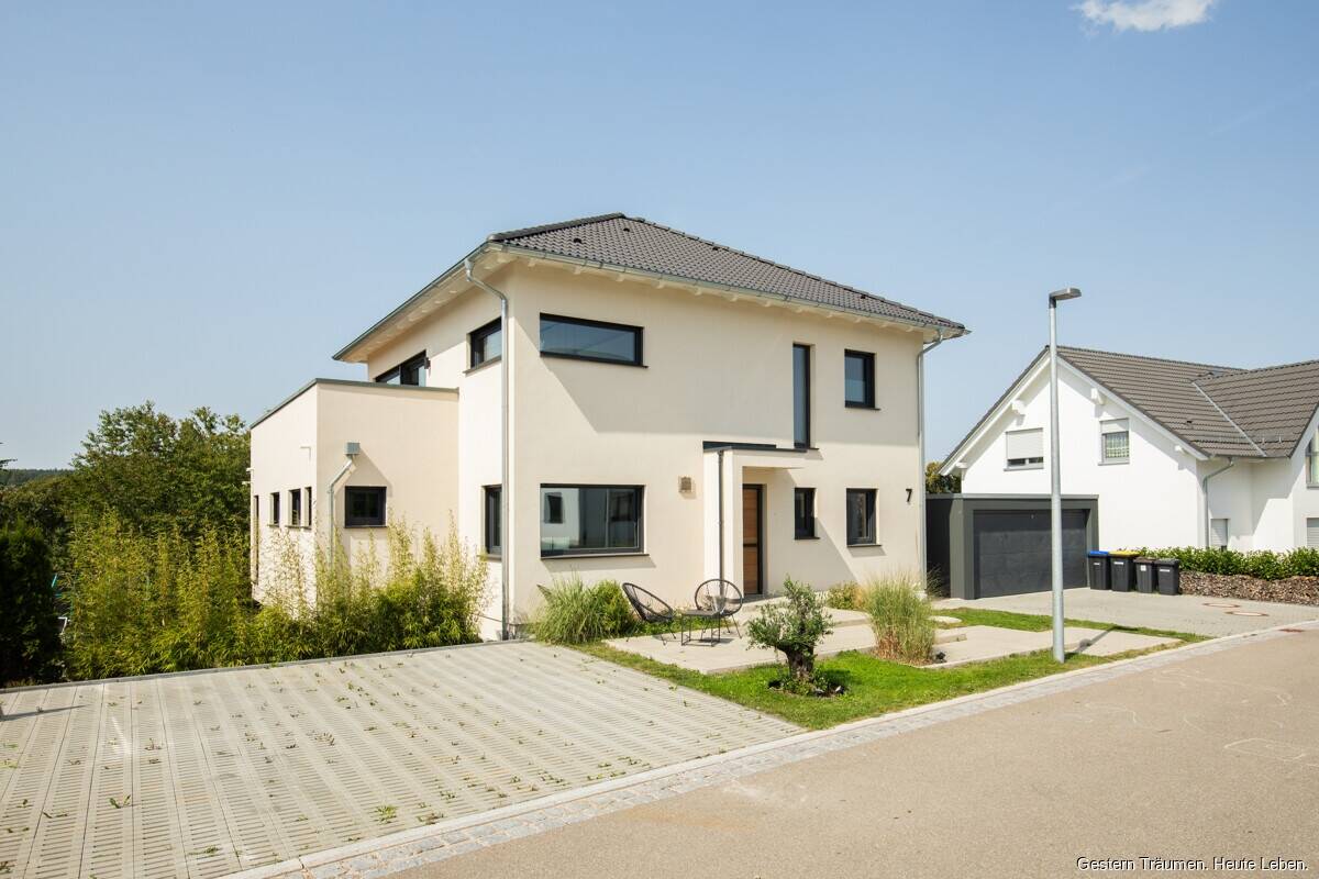 Thumbnail-Einziehen statt bauen: Hochwertiger Neubau (2022) mit Garten & Doppelgarage in Rötenbach zum Kauf