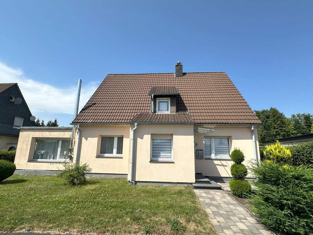 Thumbnail-Freistehendes Einfamilienhaus mit Garage in schöner Wohnlage von Halver zu verkaufen