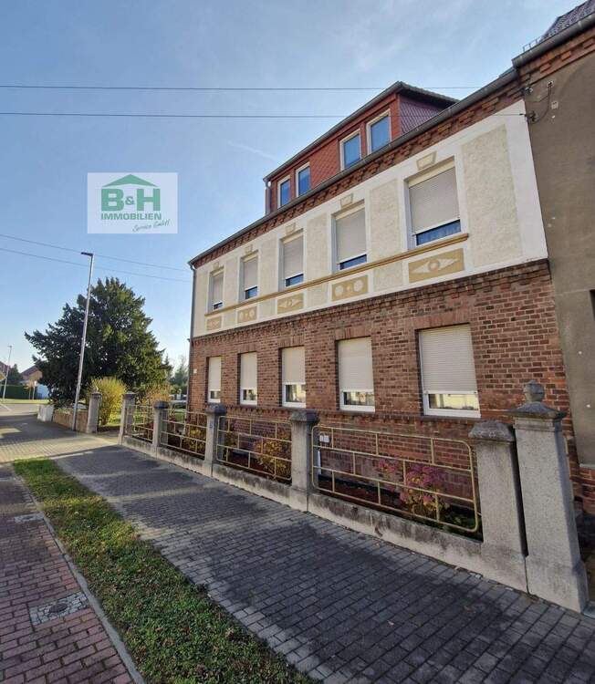 Thumbnail-Charmante Doppelhaushälfte mit drei Wohneinheiten, Keller & großem Grundstück – ideal für Familien