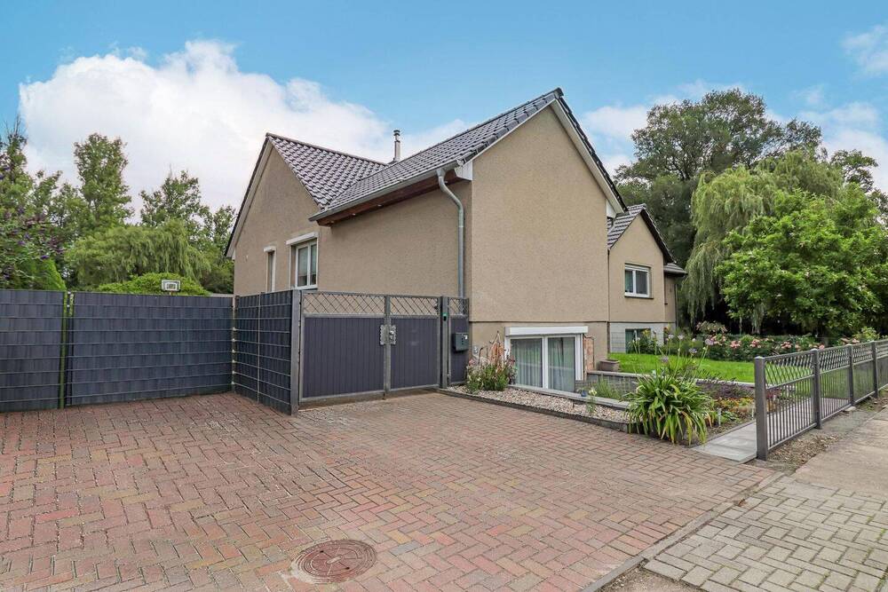 Thumbnail-Charmantes Zweifamilienhaus mit Garten und Nebengelass