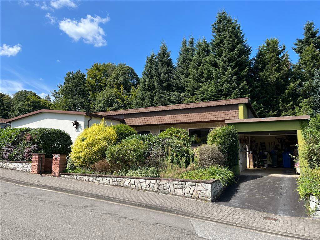 Thumbnail-Wohnhaus in ruhiger Randlage mit großem Grundstück