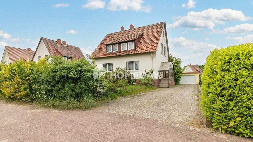 Thumbnail-Charmantes Einfamilienhaus mit großem Garten, Wintergarten und Garagen auf Erbpachtgrundstück