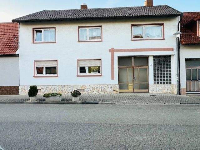 Thumbnail-Zweifamilienhaus in bevorzugter Lage von Oberhausen (Feldrandlage)