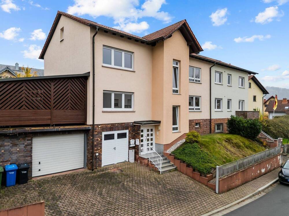 Thumbnail-**Saniertes 2-Familien-Wohnhaus mit zwei Garagen in ruhiger Wohnlage**