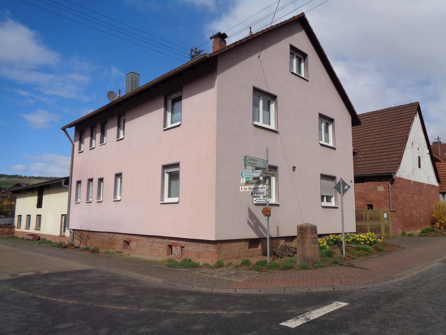 Thumbnail-Ehemaliges landwirtschaftliche Anwesen in Dertingen: Wohnhaus mit zwei Wohnungen und Nebengebäuden