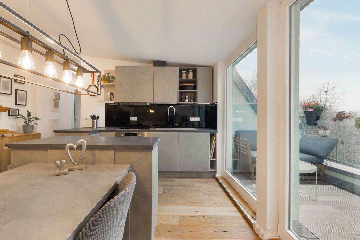 Thumbnail-Helle Dachgeschosswohnung mit Stil und Dachterrasse in Köpenick