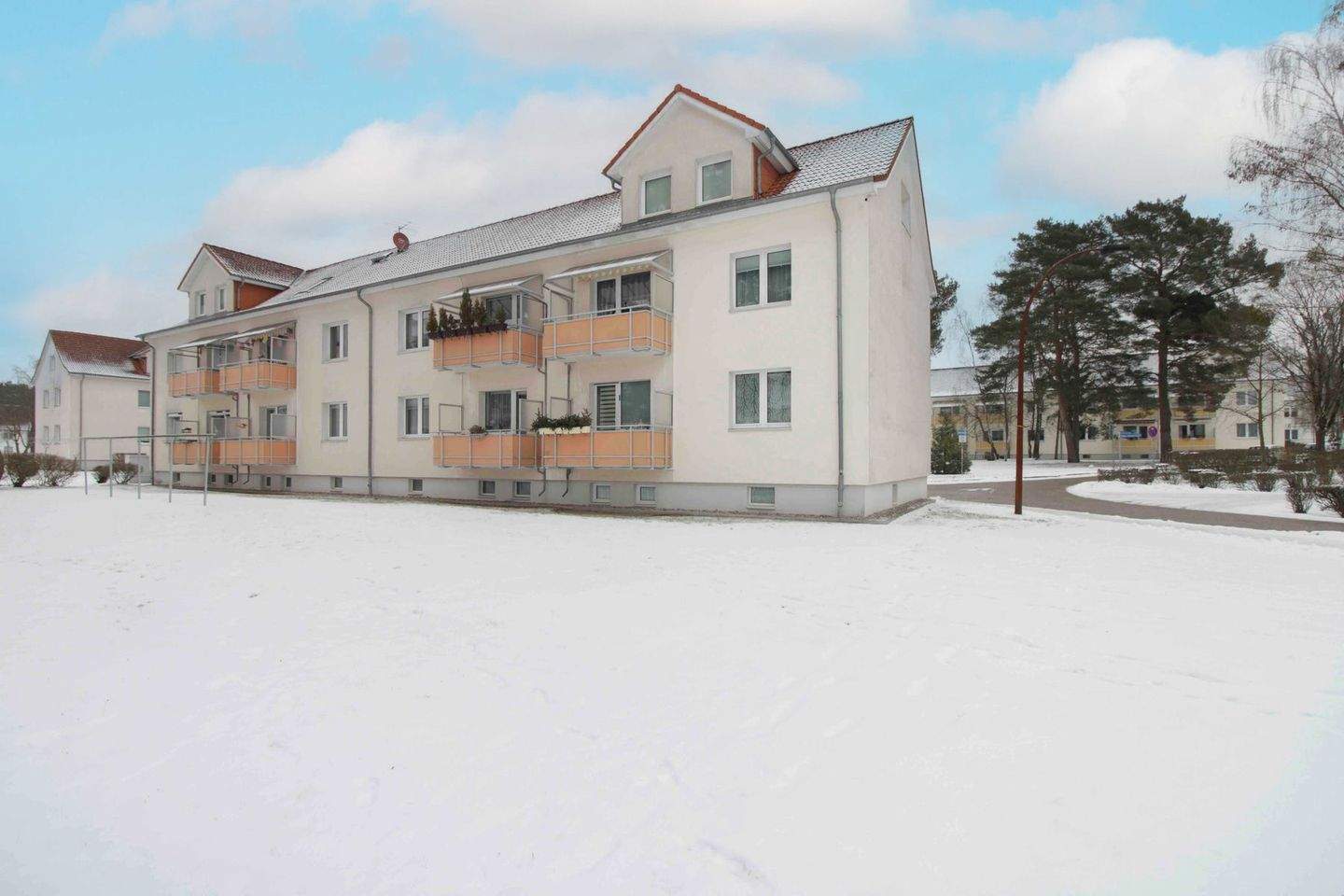 Thumbnail-Möbliert & bezugsfrei: 3-Zi.-Eigentumswohnung im 1. OG mit Balkon & Keller in Rheinsberg