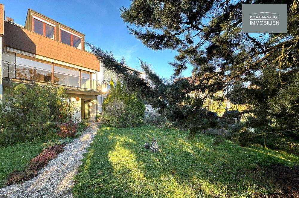 Thumbnail-Großes Reihenhaus in attraktiver Lage mit Einliegerwohnung und Garage in Feuerbach