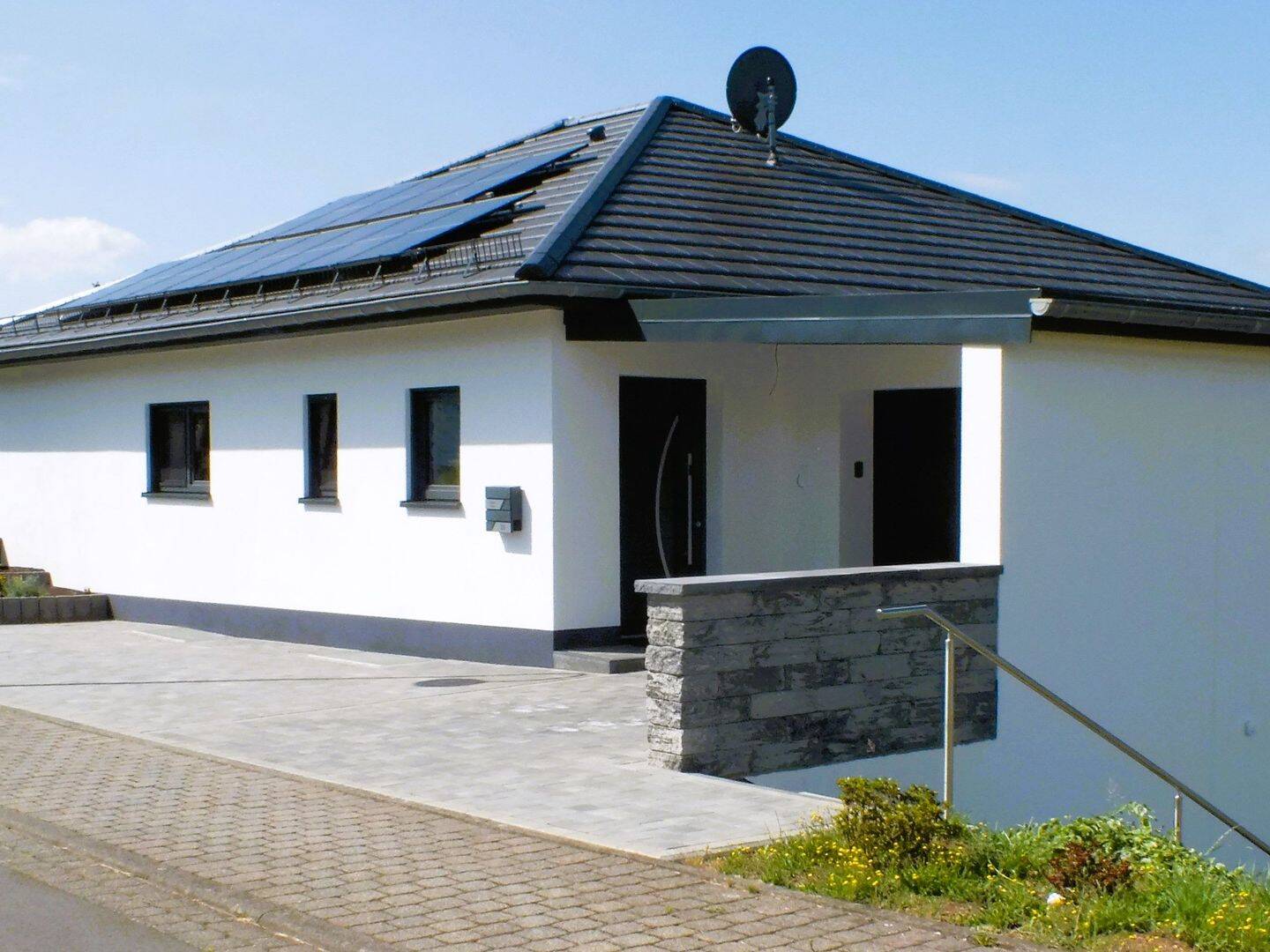 Thumbnail-Zweifamilienwohnhaus mit Garagen in höherer und ruhiger Ortslage