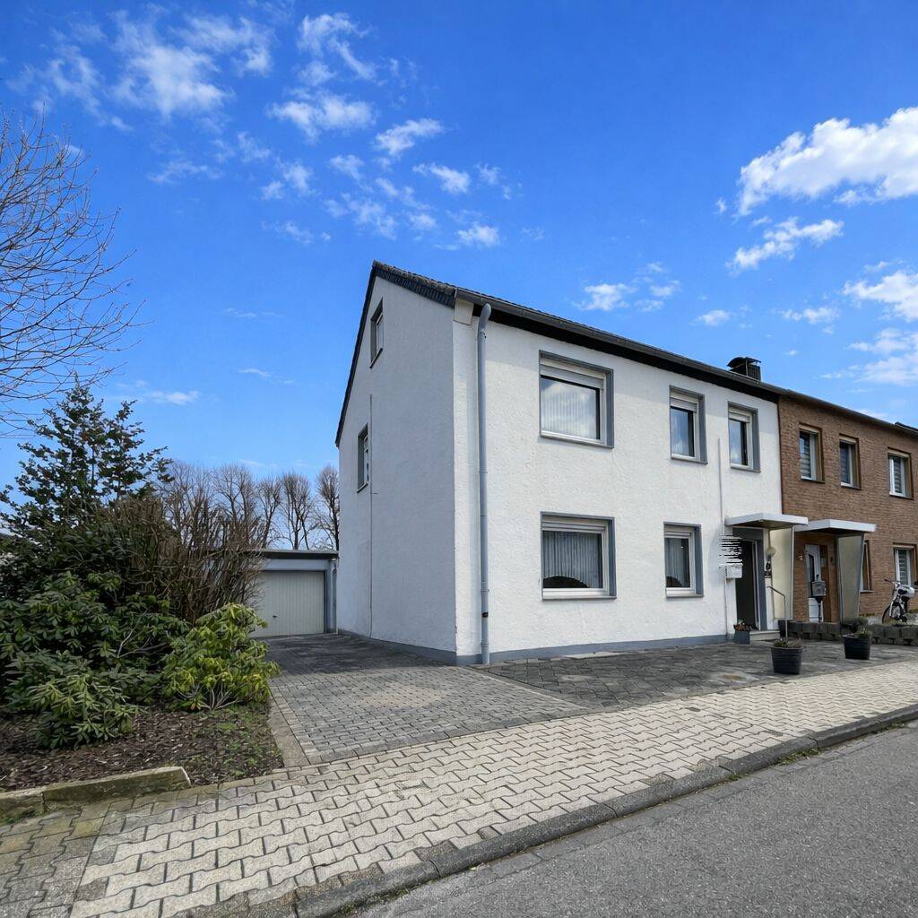 Thumbnail-Bezugsfreies Einfamilienhaus mit großer Garage in einer verkehrsberuhigten Sackgasse
