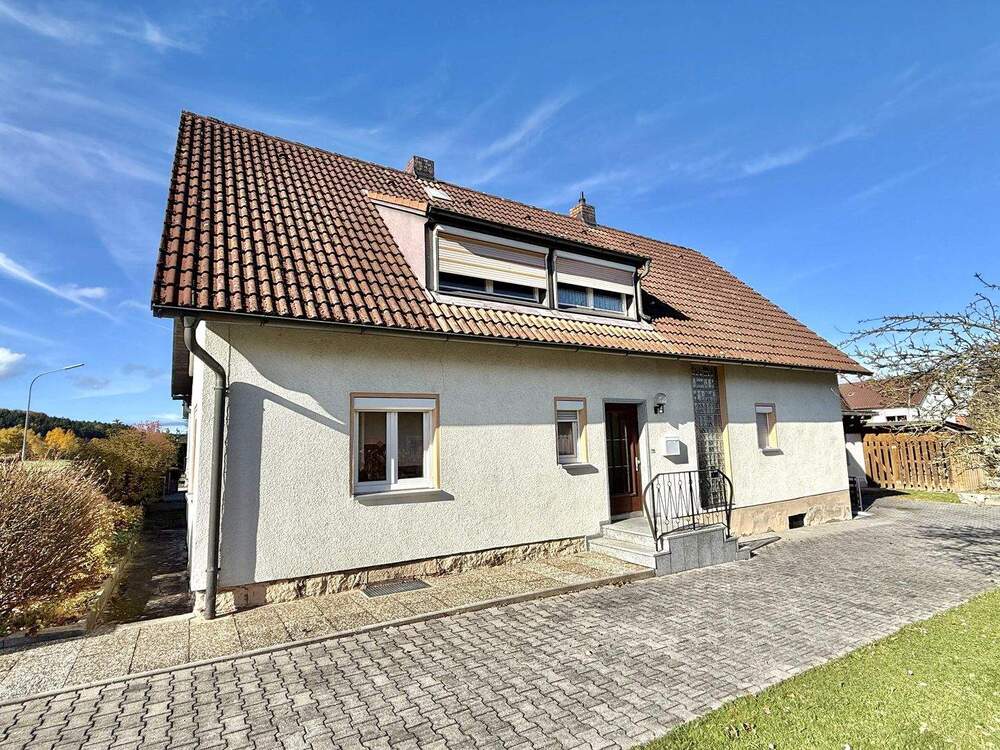 Thumbnail-geräumiges Ein-Zweifamilienhaus in ruhiger Lage