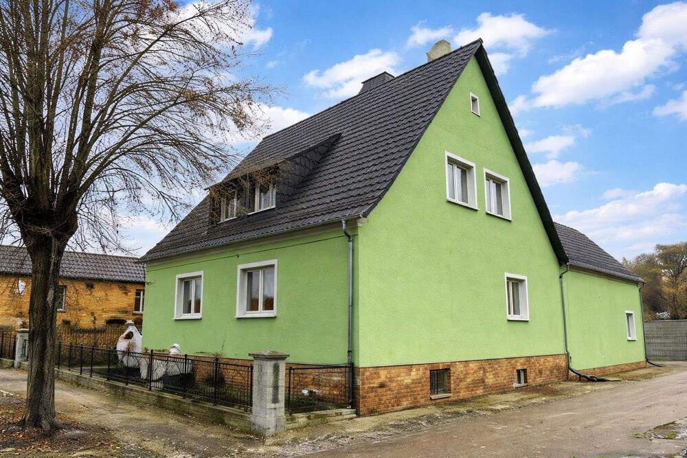 Thumbnail-Freistehendes Einfamilienhaus mit Nebengebäude auf großzügigem Grundstück