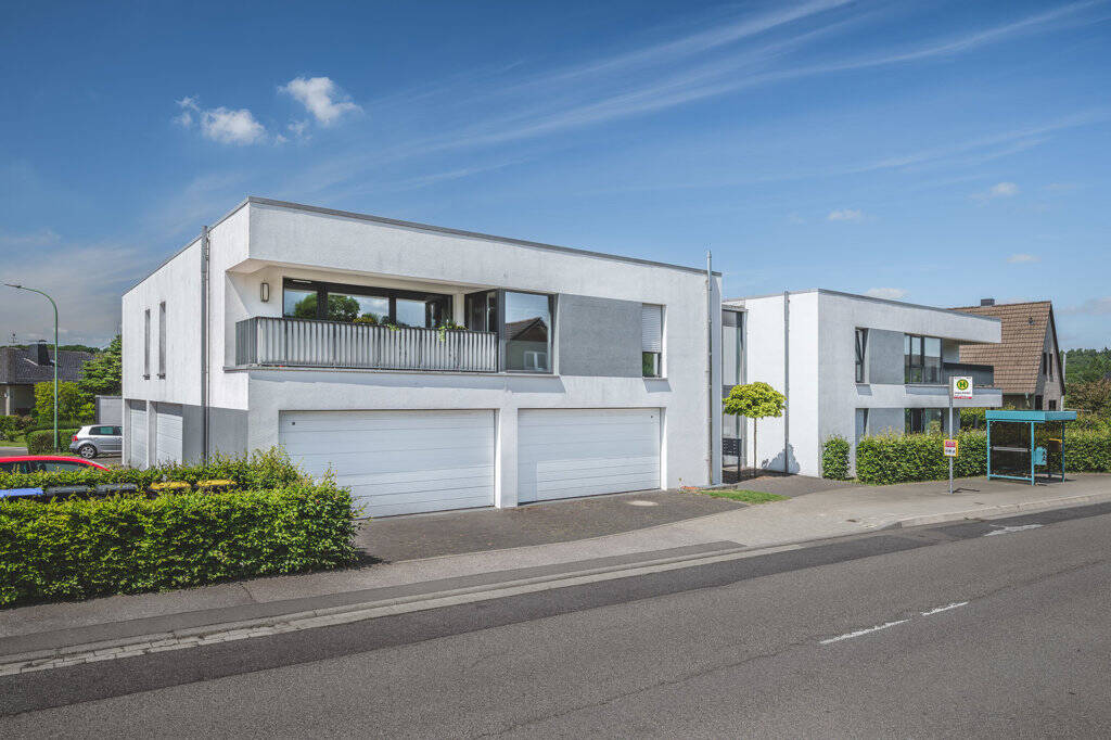 Thumbnail-Neuwertiges 10-Parteienhaus mit Aufzug und 5 Garagen in direkter Nähe der Dreilägerbachtalsperre