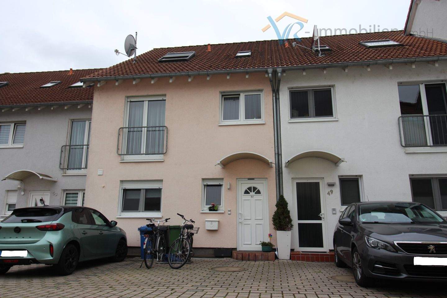 Thumbnail-Großes schickes Reihenmittelhaus in Bischofsheim zum Verkauf (WEG-Teilung)