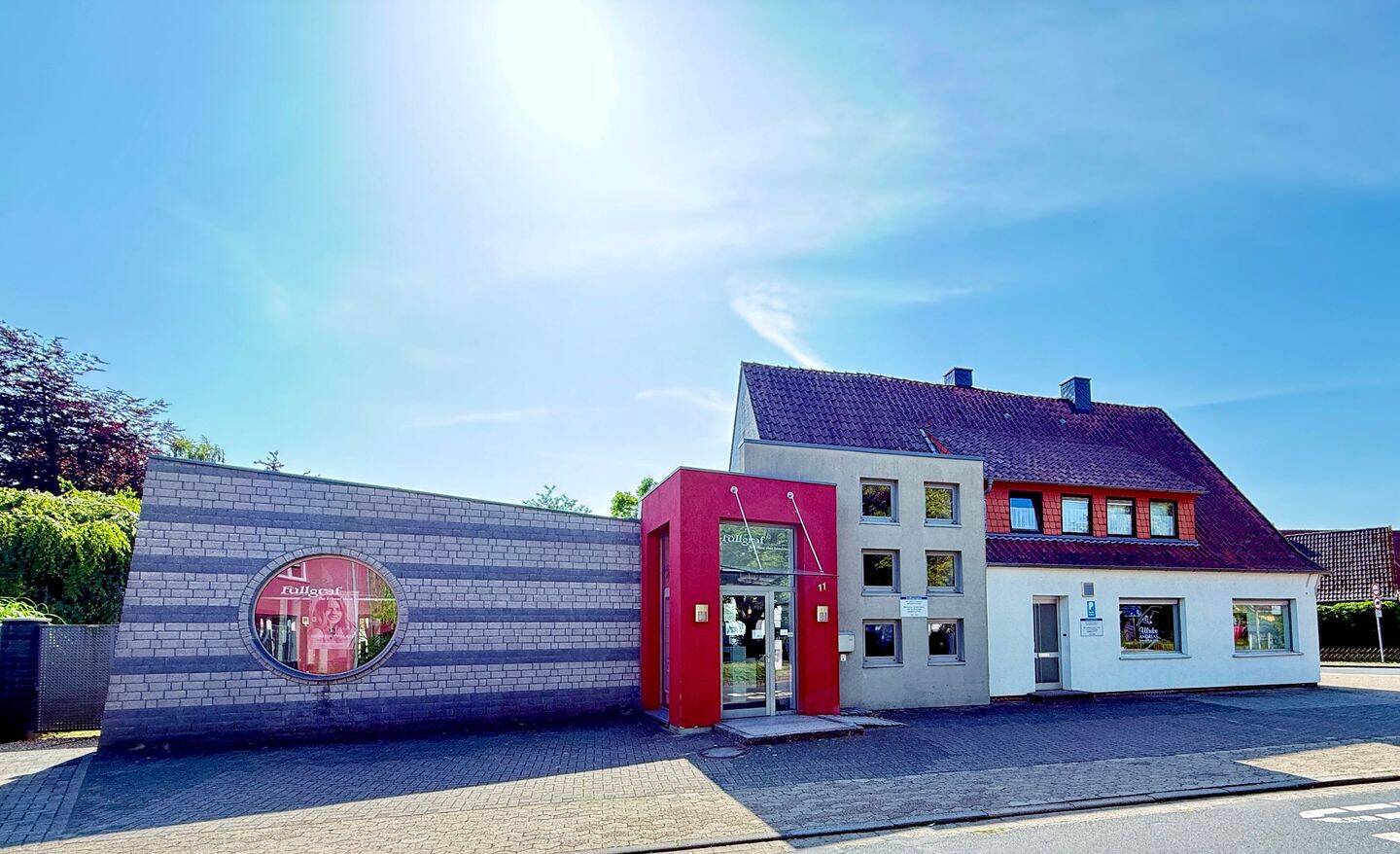 Thumbnail-Wohn- und Geschäftshaus mit zwei Gewerbeeinheiten und Dachgeschosswohnung – Vielseitiges Investment am Mühlenende