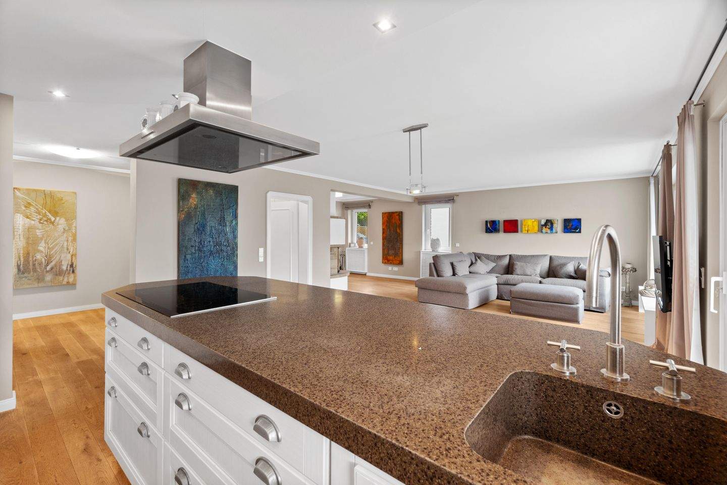 Thumbnail-Exklusives Zweifamilienhaus mit großzügigen Garten und vielseitigen Nutzungsmöglichkeiten.