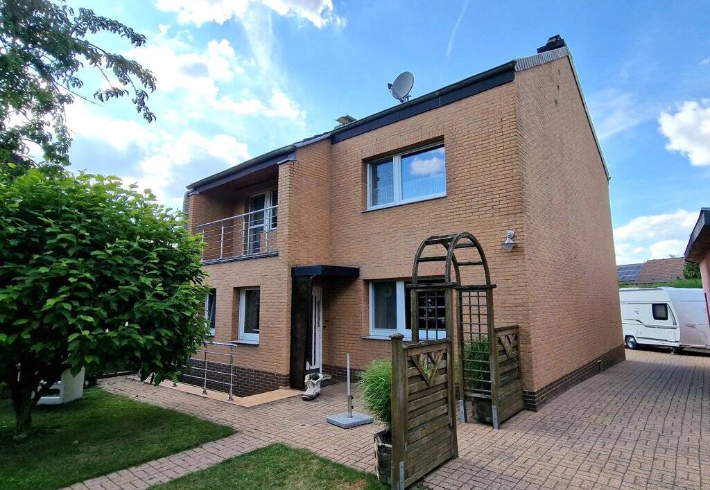 Thumbnail-Freistehendes Einfamilienhaus mit großem Grundstück und separater Bauparzelle