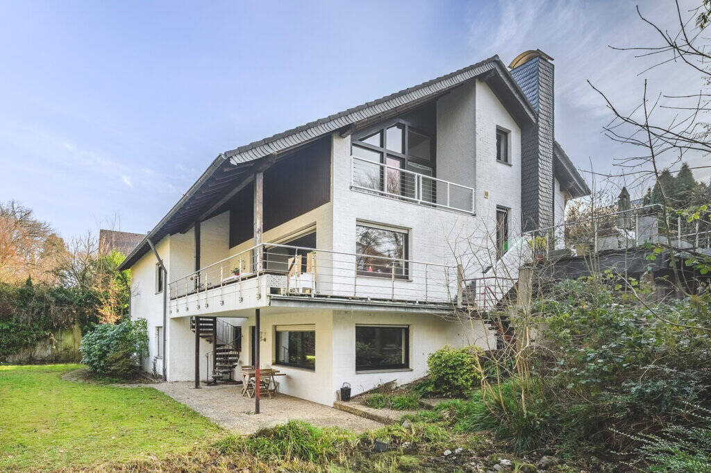 Thumbnail-Geräumiges Familiendomizil mit Einliegerwohnung und Doppelgarage auf Traumgrundstück in bester Lage