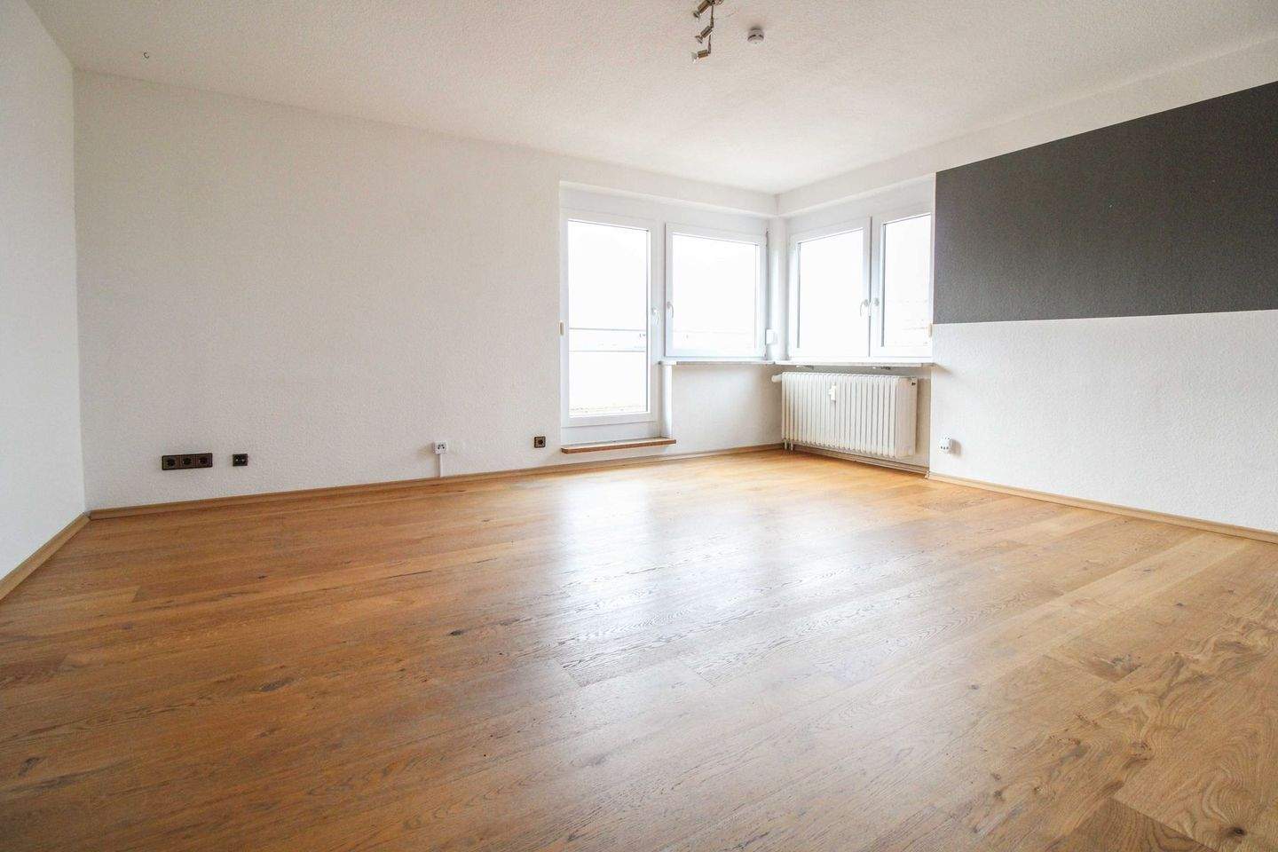 Thumbnail-Helle 3-Zimmer-Wohnung mit großem Balkon, Einbauküche und Garage