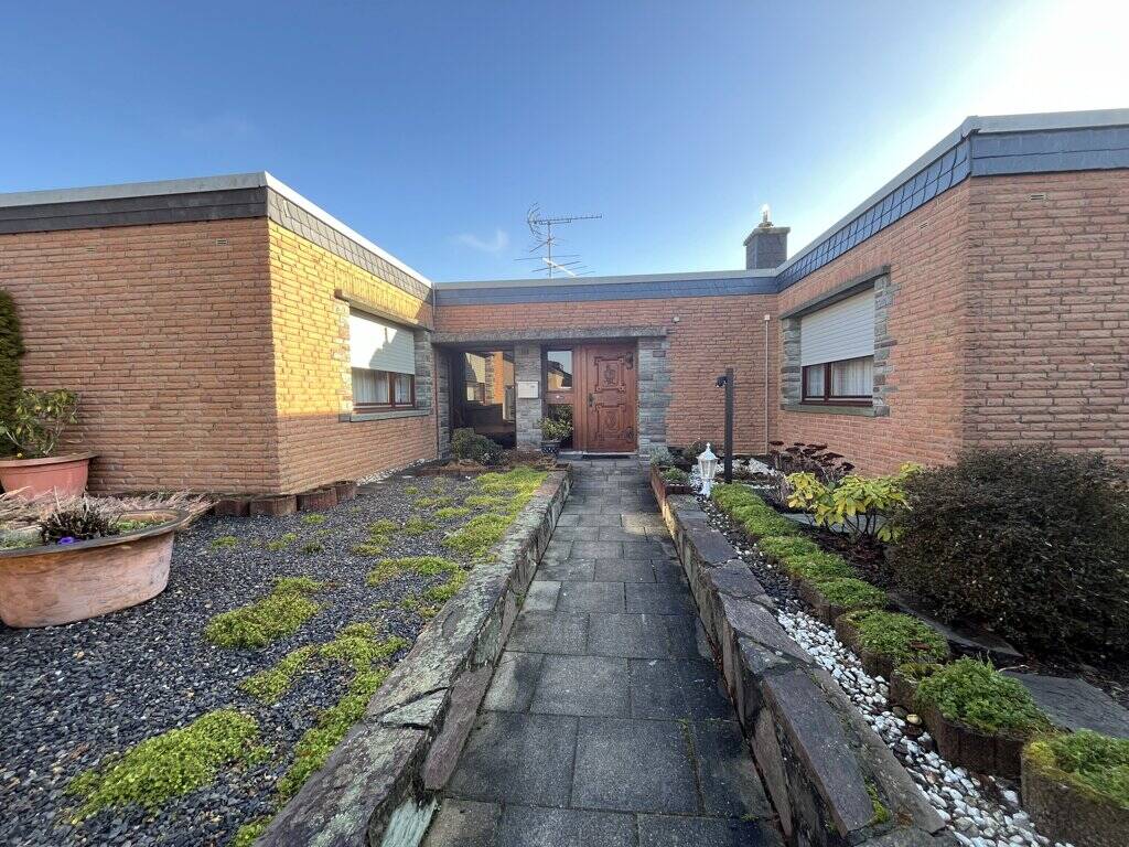 Thumbnail-Großzügiger Bungalow mit Kamin, Fußbodenheizung, Garage und vielseitigem Untergeschoss
