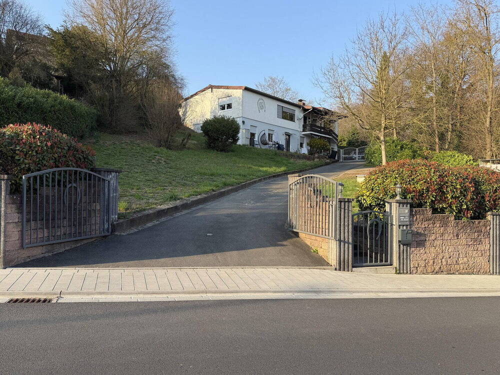 Thumbnail-Kernsaniertes Zweifamilienhaus (DHH) mit großem Grundstück, Garage und Garten in Obernburg am Main