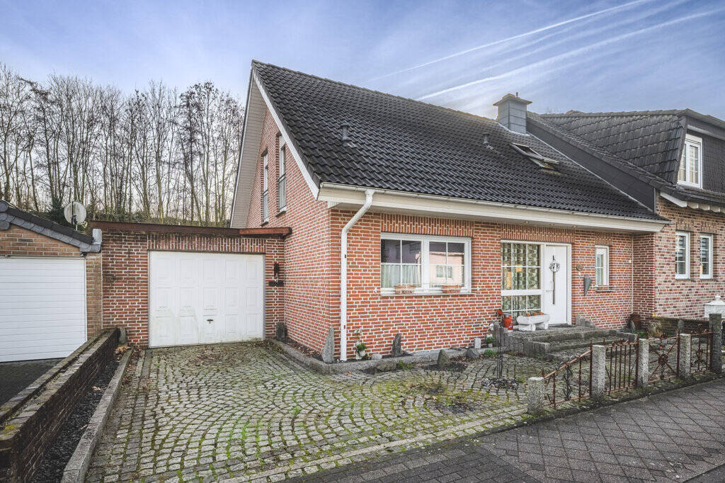 Thumbnail-Großzügiges Einfamilienhaus mit Garage in verkehrsberuhigter Spielstraße