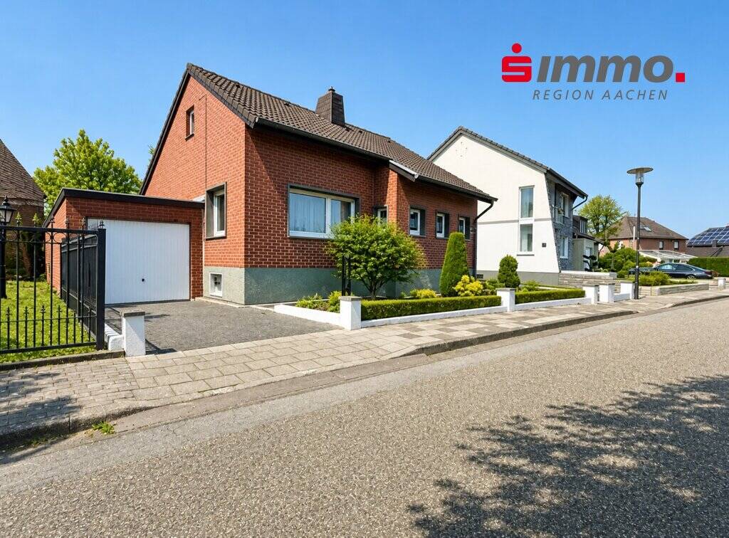 Thumbnail-Freistehendes Einfamilienhaus mit Garage im Charakter eines Bungalows
