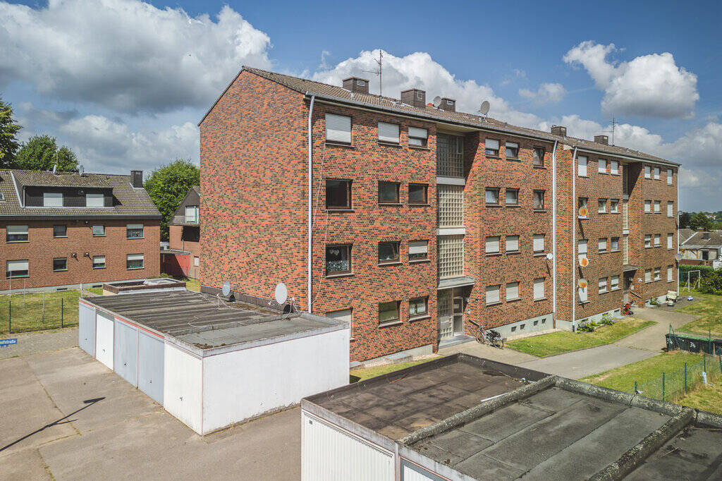 Thumbnail-Öffentlich gefördertes Achtfamilienhaus mit vier Garagen