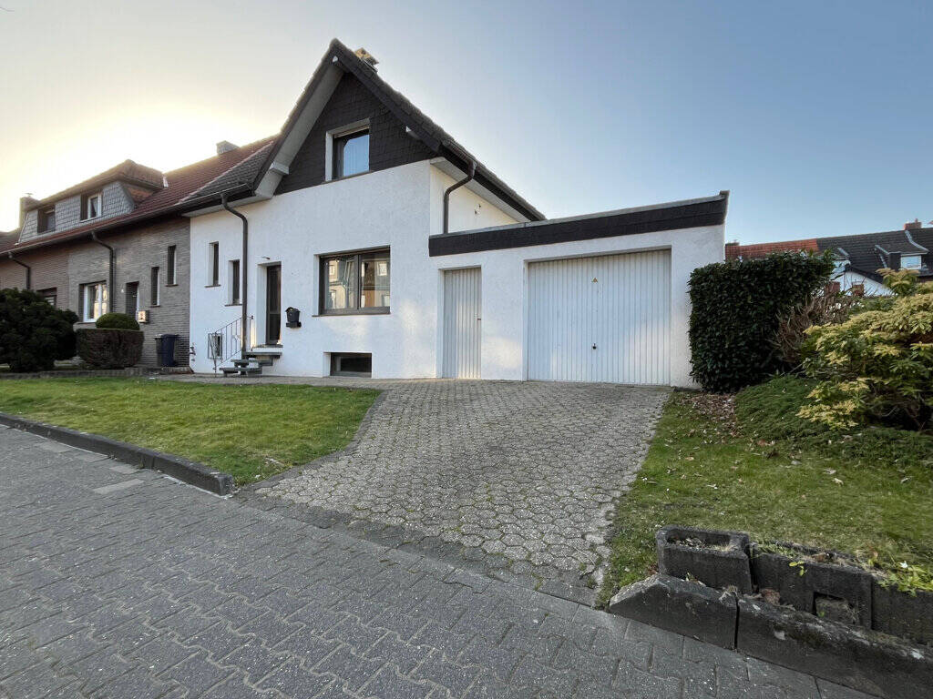 Thumbnail-Bezugsfreies Einfamilienhaus mit Garage Nähe Freibad