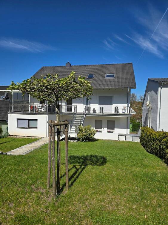 Thumbnail-Renovierte DG-Wohnung mit Einbauküche und schönem Garten