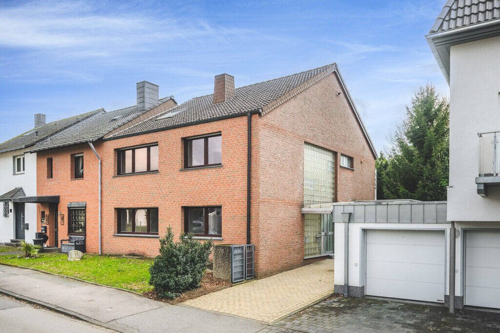 Thumbnail-Bezugsfreies Zweifamilienhaus mit Garage und Süd-Garten