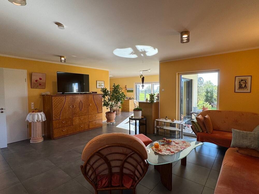 Thumbnail-Stilvolles Zuhause auf einer Ebene: Moderner Bungalow mit Garage und gehobener Ausstattung