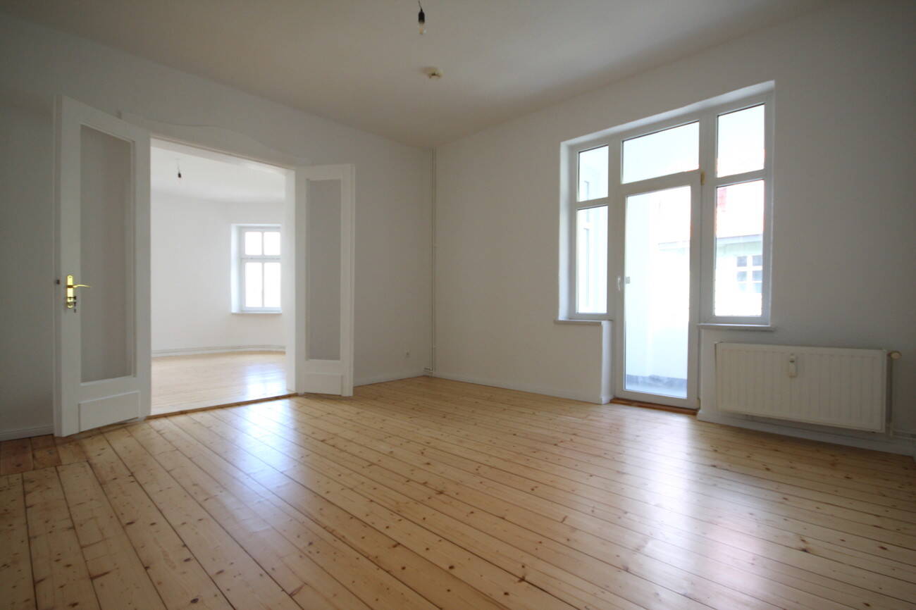 Thumbnail-Großzügige und schöne 4-Zimmer-Altbauwohnung mit Loggia in direkter Nähe vom Rathaus