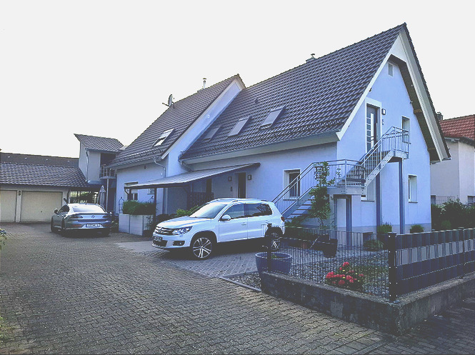 Haus mit Hof und Doppelgarage