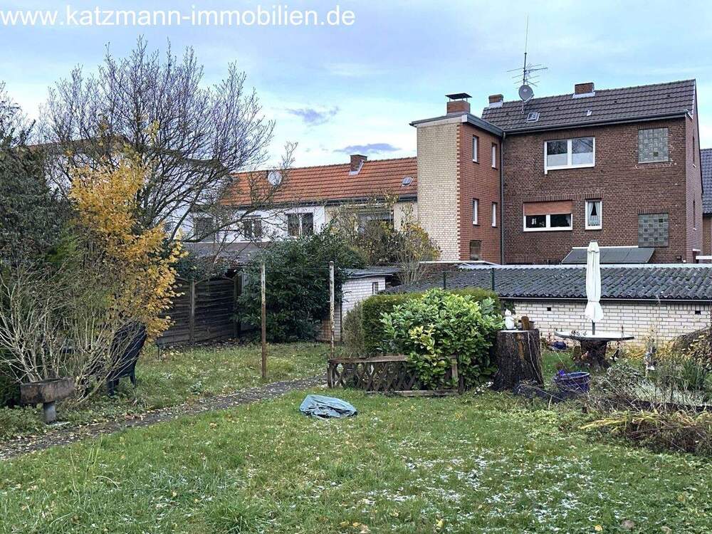 Thumbnail-Mehrfamilienhaus + Garagen + 747 m² großes Grundstück zu verkaufen