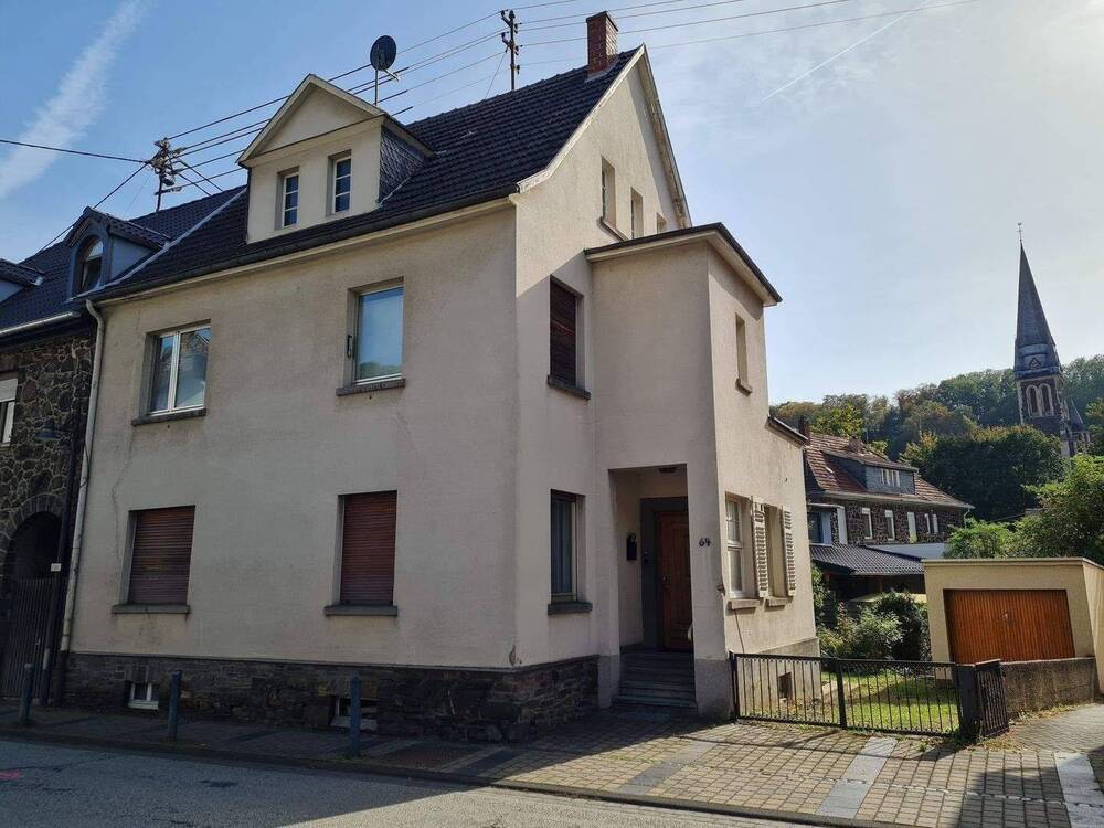 Thumbnail-Burgbrohl - großes Einfamilienhaus mit Ausbaureserve, Keller, Garten und Garage, renovierungsbedürftig