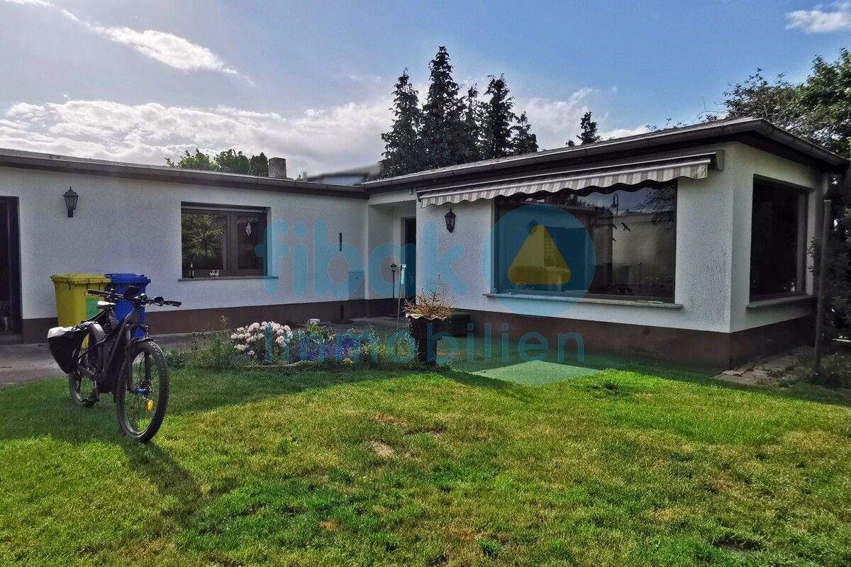 Thumbnail-Kleines Einfamilienhaus im Bungalowstil mit Wintergarten und großem Garten