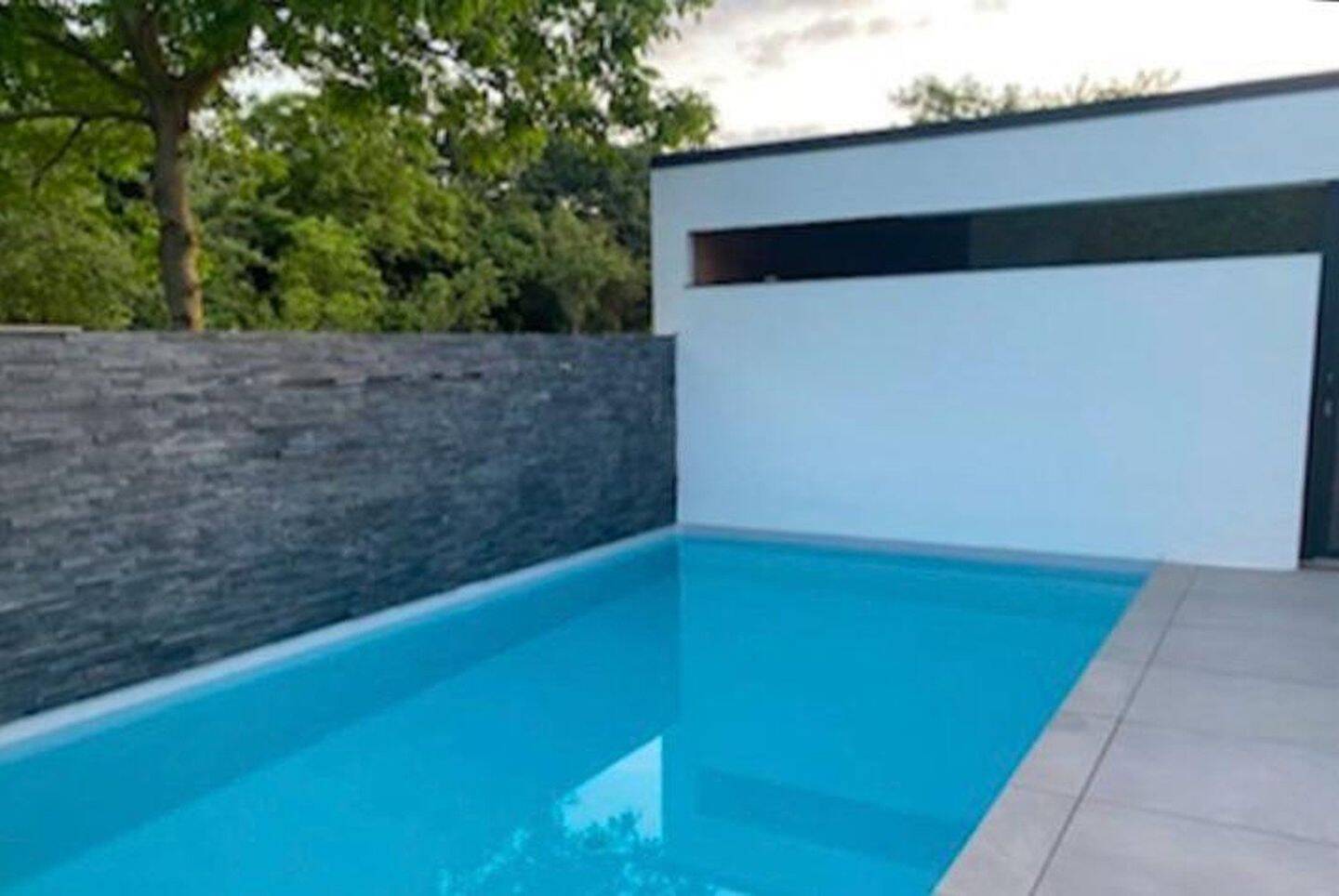 Thumbnail-Einmaliges Einfamilienhaus mit Pool in Feldrandlage