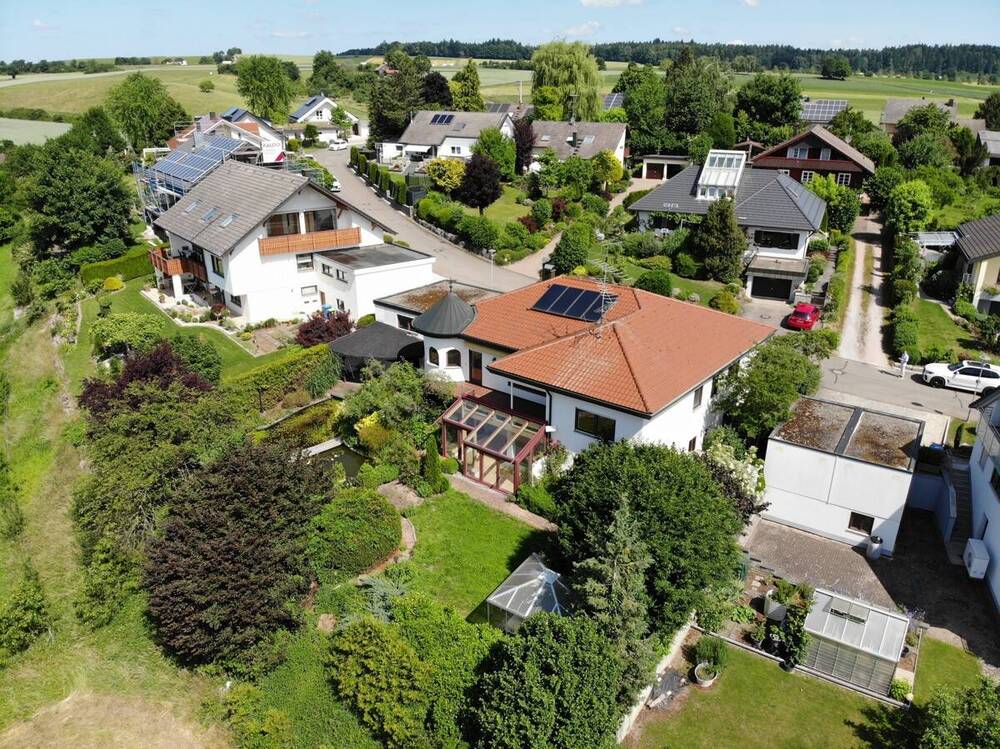 Thumbnail-Einfamilienhaus in ruhiger Lage mit Einliegerwohnung und Panorama-Garten!
