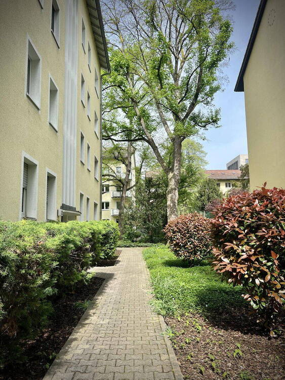 Gebäude und Eingangsbereich
