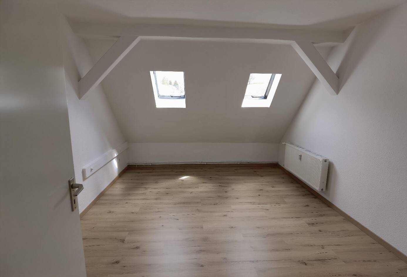 Thumbnail-Schöne 2-Raum Dachgeschosswohnung, ca. 45 qm, mit EBK und Internetverbindung