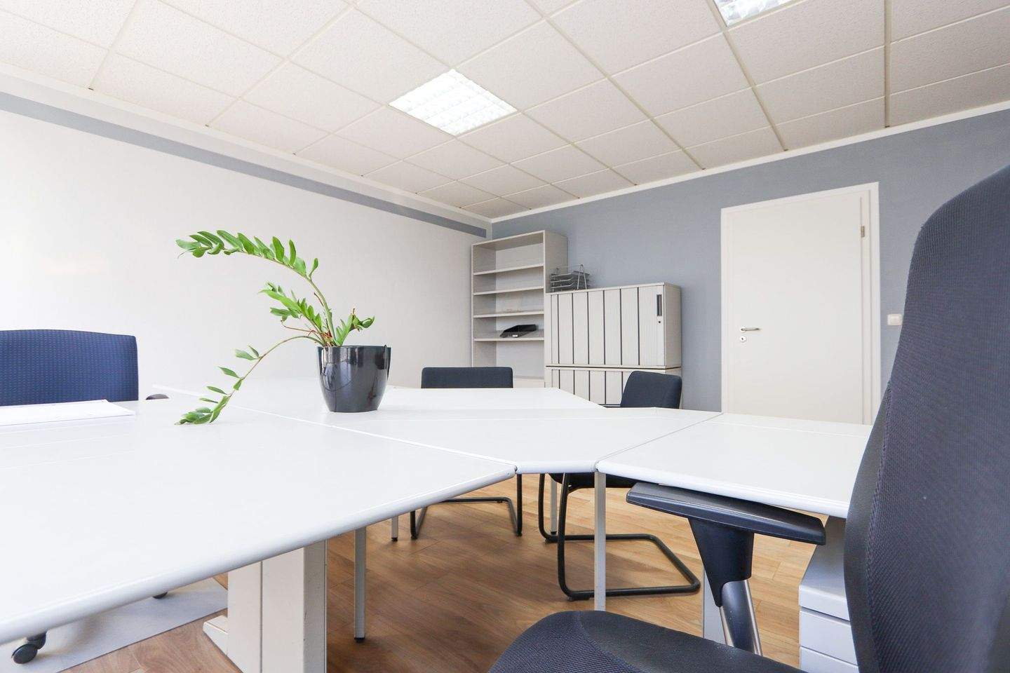 Thumbnail-+++ Sofort beziehbar! Teilmöblierte 4-Zimmer-Gewerbeeinheit mit Einbauküche +++