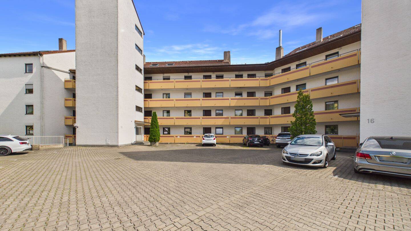 Thumbnail-3-Zimmer-Wohnung mit Balkon, Tiefgarage und Entwicklungspotenzial in Stadtbergen
