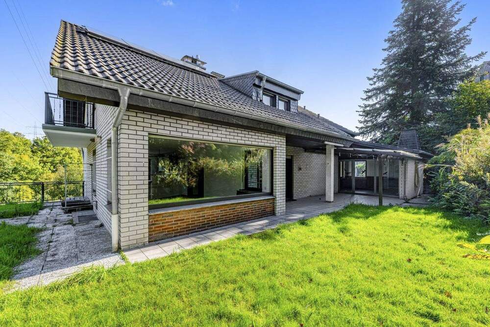 Thumbnail-Großzügiges Ein- Zweifamilienhaus in ländlicher Grünlage