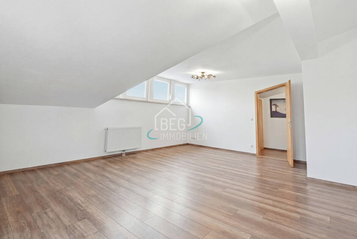 Thumbnail-Helle 2,5-Zimmer-Wohnung mit Aufzug, Balkon und Alb-Blick in Köngen
