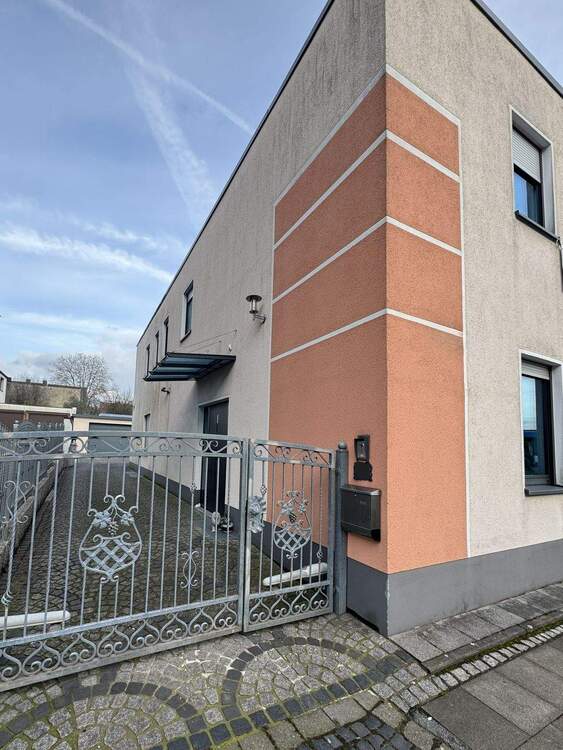 Thumbnail-Modernes Einfamilienhaus mit Top- Ausstattung, Garten und Garagen