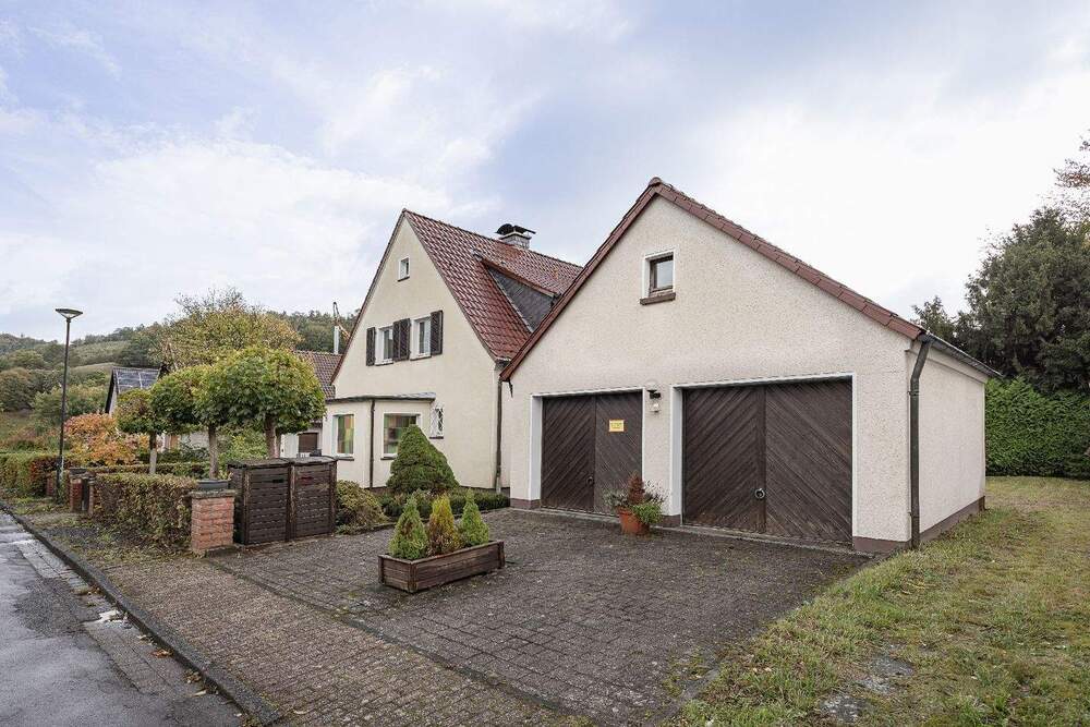 Thumbnail-Platz für Wohnen, Arbeiten und Generationen: Freistehendes Zweifamilienhaus mit Doppelgarage