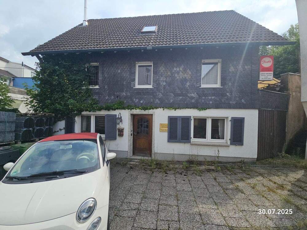 Thumbnail-Charmantes Wohnhaus mit großem Grundstück im Zentrum von Waldbröl – vielseitiges Potential für Wohnen, Arbeiten oder Mehrgenerationennutzung