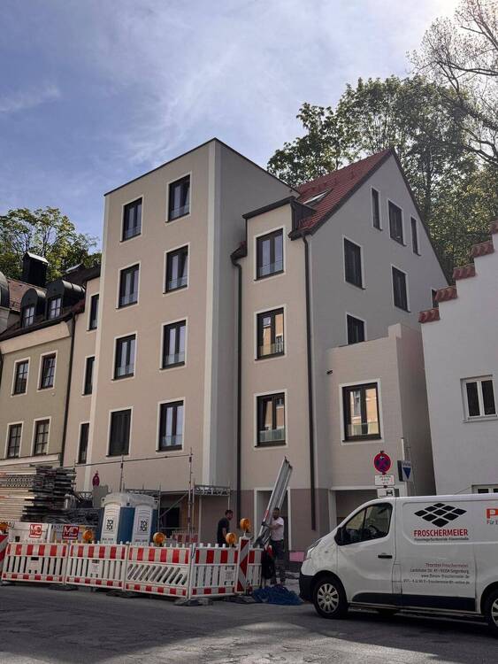 Thumbnail-Moderne möblierte Dachterrassenwohnung im 4. OG - zentral gelegen in Landshut, mit Aufzug direkt zur Wohnung, linksseitiger Ausrichtung und Blick auf