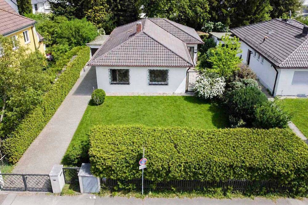 Thumbnail-Charmantes freistehendes Einfamilienhaus mit großem Grundstück und viel Potenzial in Neuaubing!